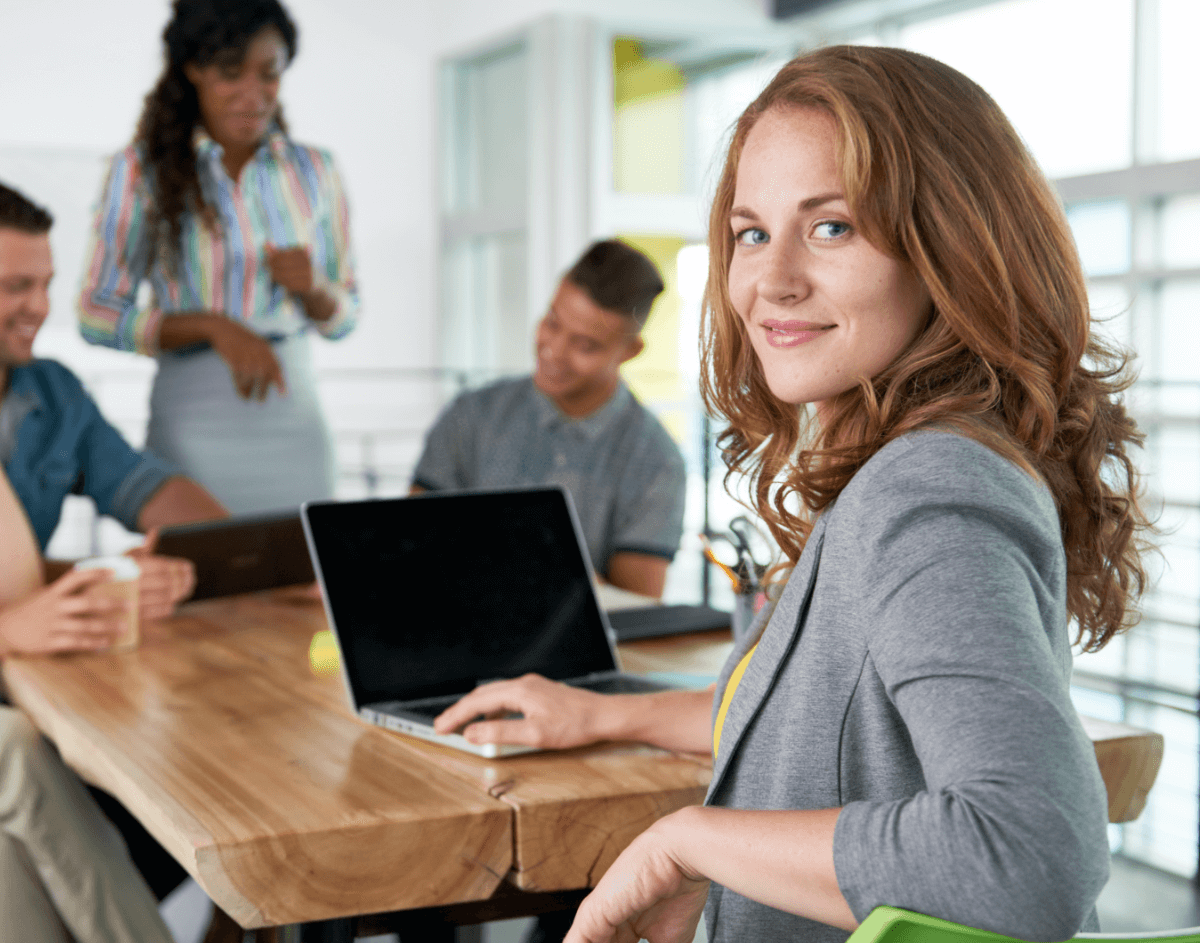 Equipe profissional da Agência Mavih trabalhando em estratégias de marketing digital